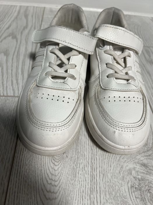 Білі сліпони для хлопчика