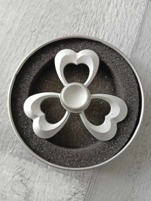 Fidget spinner serce