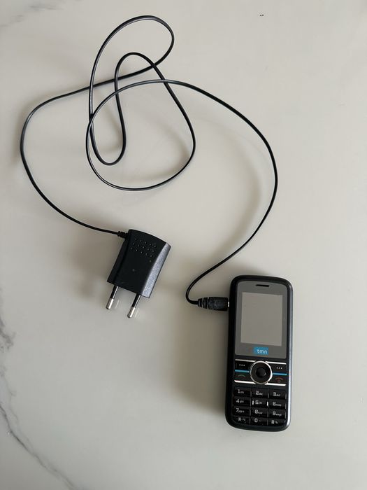 Telemóvel de teclas com carregador