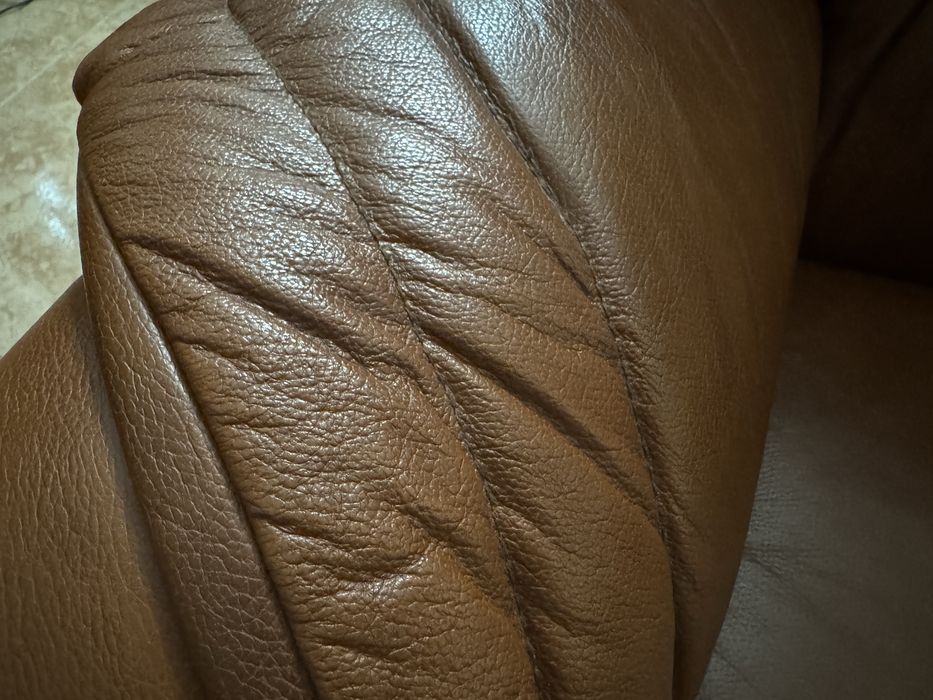 Sofa em pele com madeira maciça