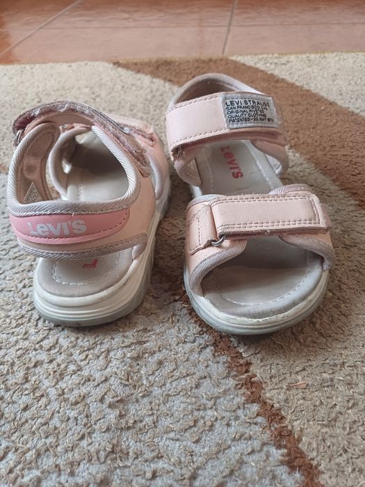 Levi's sandálias em rosa