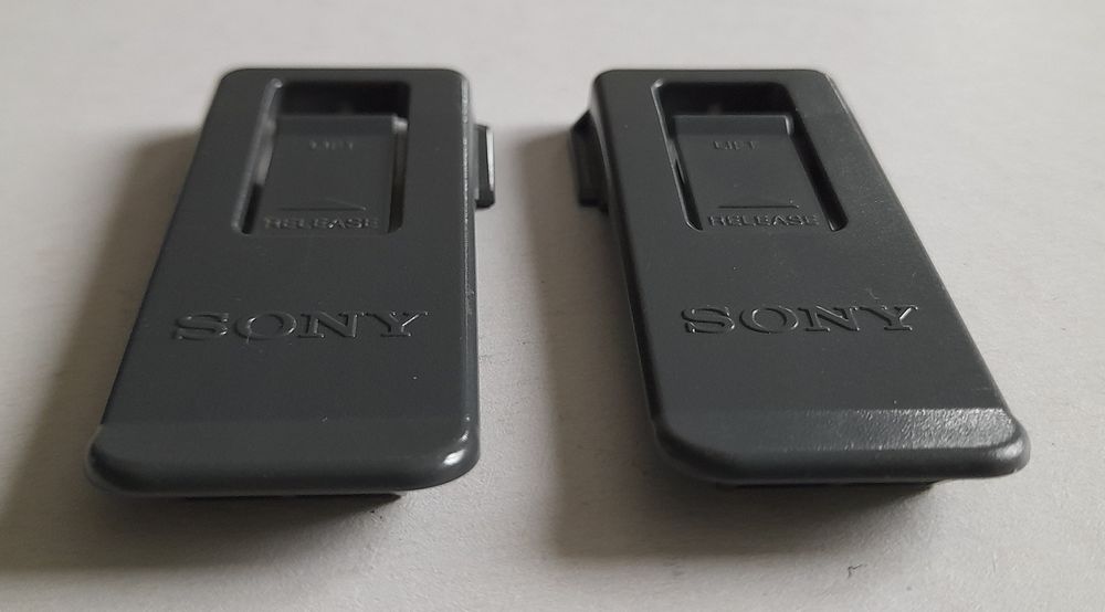 Клипса на ремень для плеера Sony.