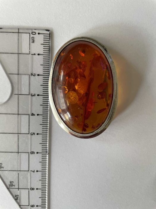 Broszka srebrna z bursztynem