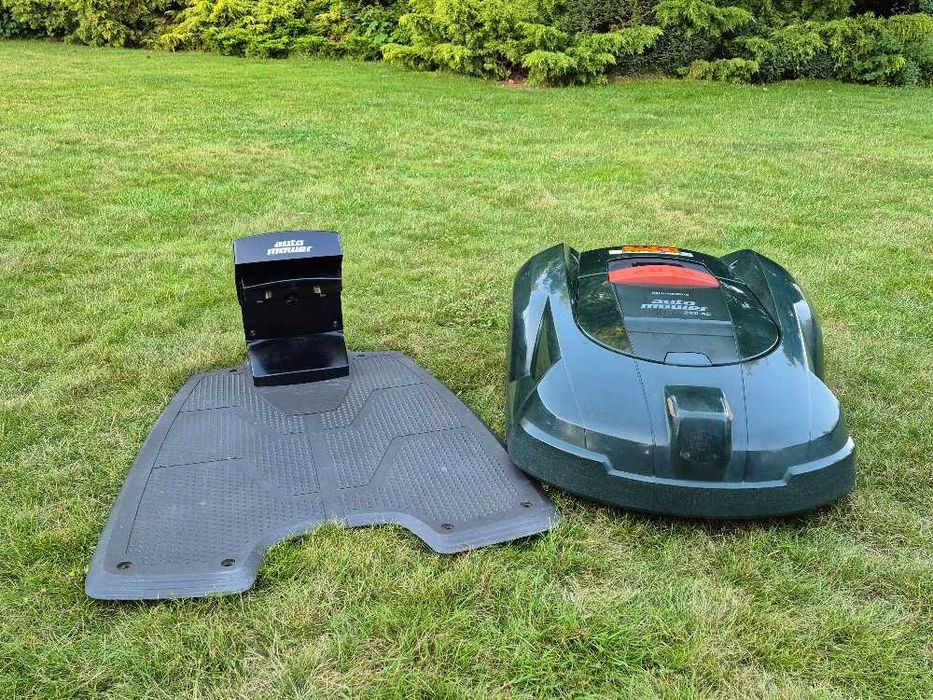 Robot koszący Husqvarna Automower 220AC kosiarka automatyczna skosi nawet do 1800m2