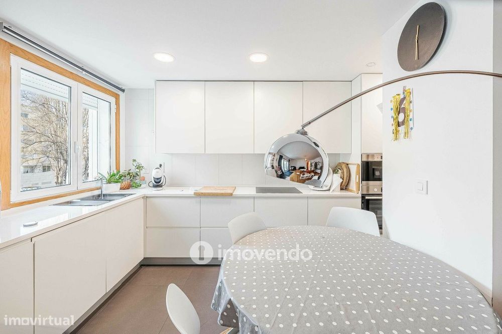 Apartamento T2 exclusivo, com estacionamento, no Parque das Nações