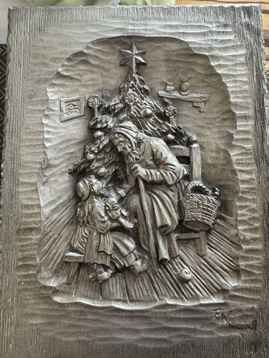 Cynowa płaskorzeźba
