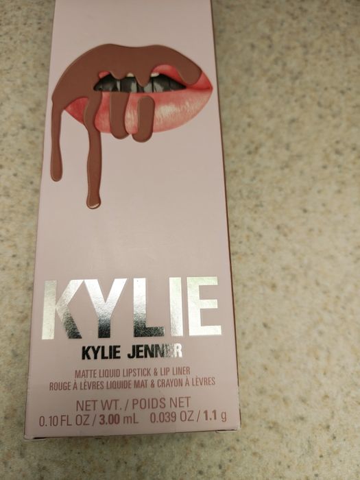 Nowa, Matowa szminka KYLIE 808 + gratis