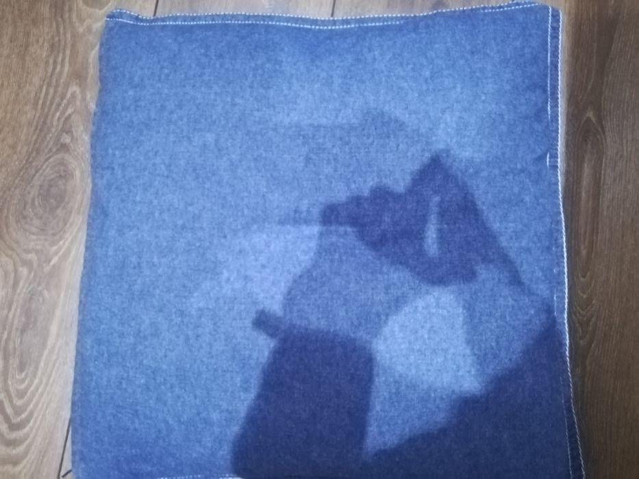 Candeeiro e almofadas