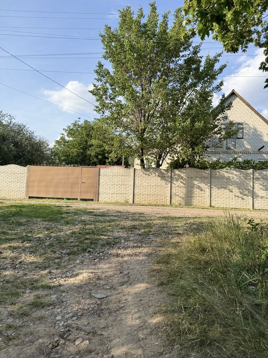 Будинок на першій лінії ставка