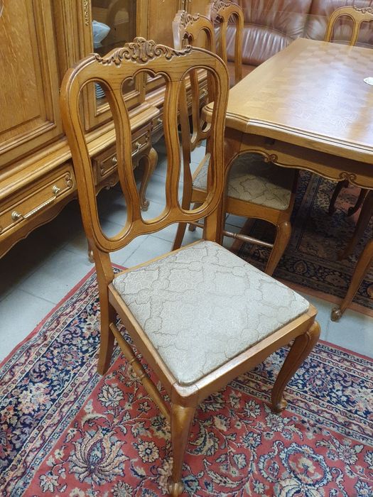 Stylowy komplet drewnianych mebli do salonu w stylu Ludwika