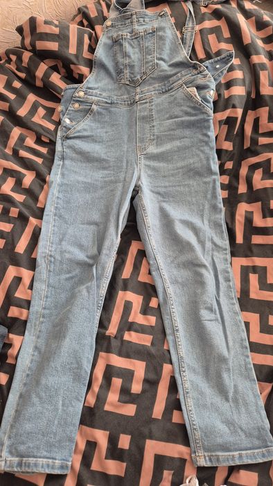 Джинсовий комбінезон для вагітних у відмінному стані, колір блакитний.