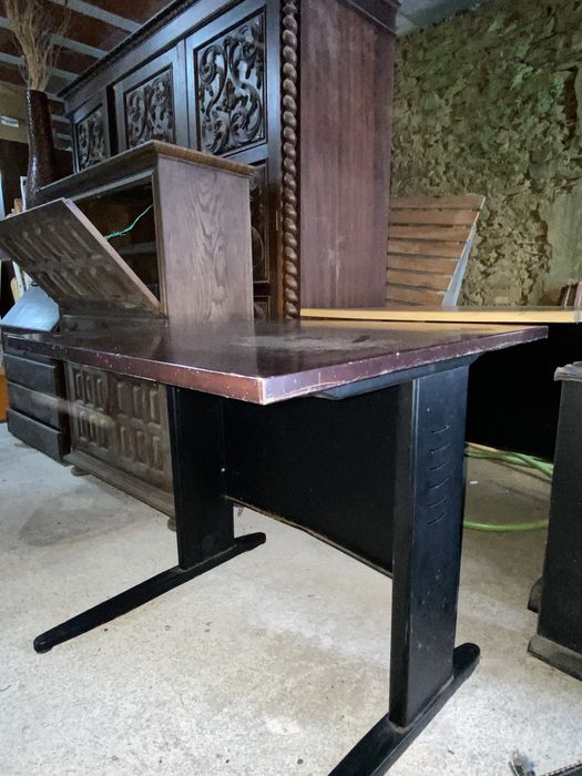 Duas Mesas em Madeira com Pés Metálicos