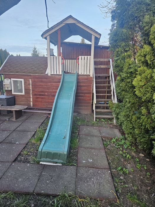 Plac zabaw , domek dla dzieci