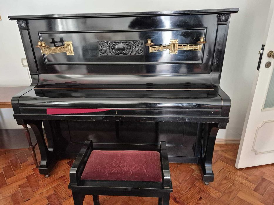 Piano acústico vertical Miendorf com número de serie 31940 fabricado na Alemanha entre 1900 e 1910 e adquirido na casa de pianos valentim de carvalho