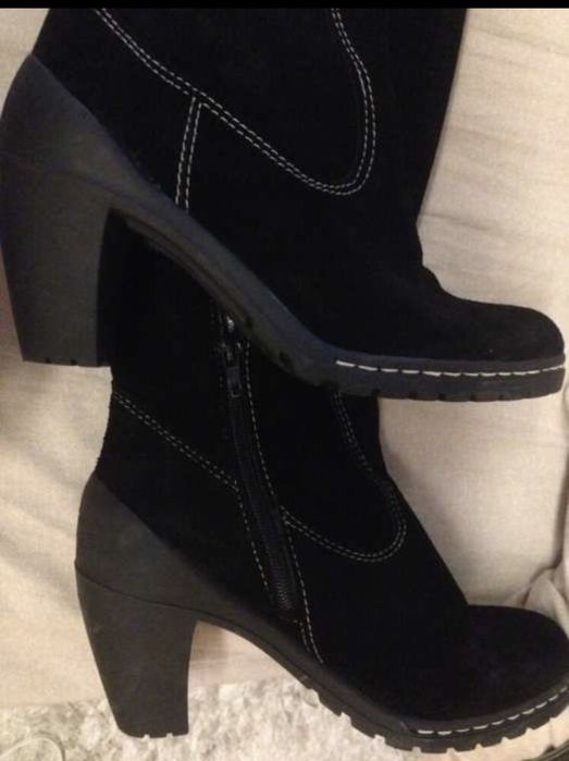 Bota em pele, pretas, tamanho 35, usadas uma única vez