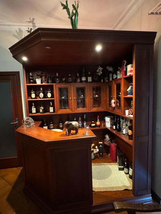 Bar de sala, móvel para TV e mesa de centro