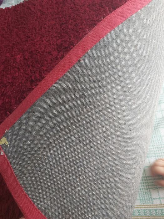 Carpete vermelha e carpete castanha 15€