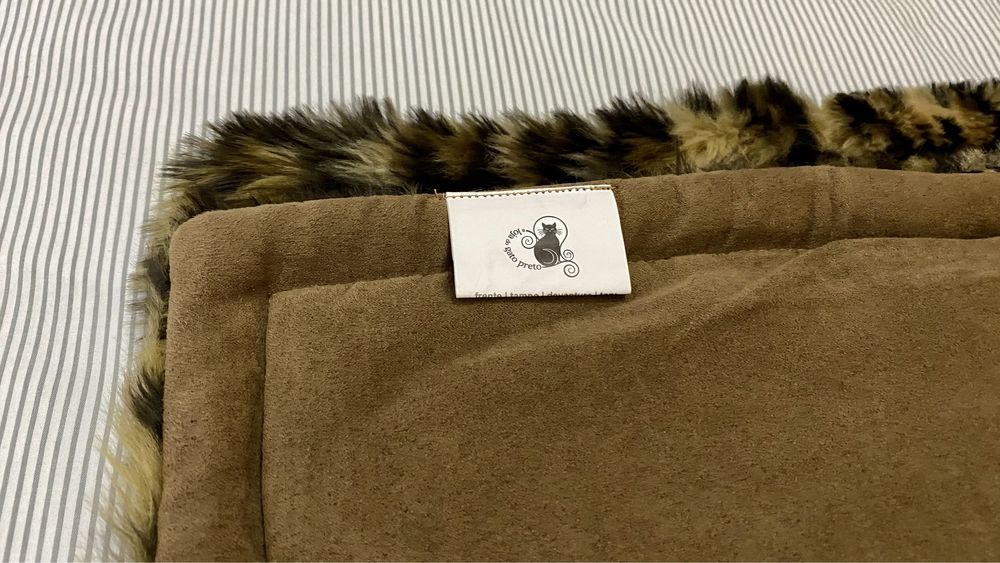 Tiger print blanket and 2 cushions, Gato Preto store, item as good as new.64285174754690121