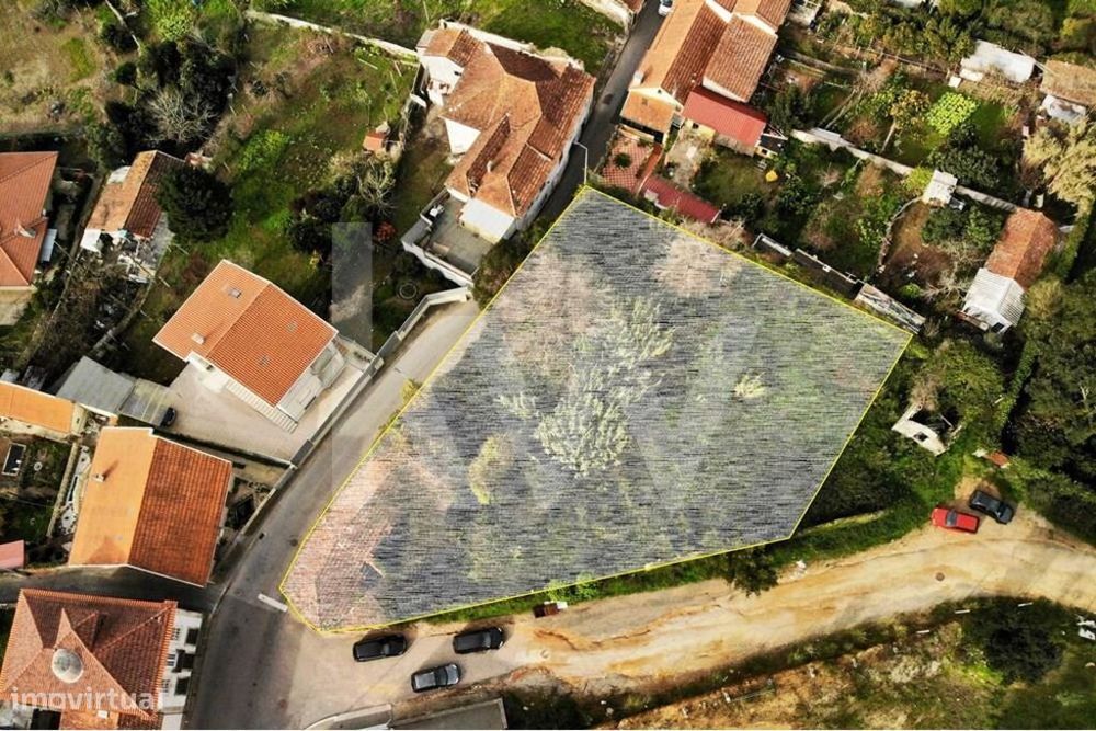 Casa Secular para reconstrução inserida num terreno de 1182m2
