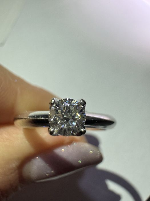 Золотое кольцо с бриллиантом