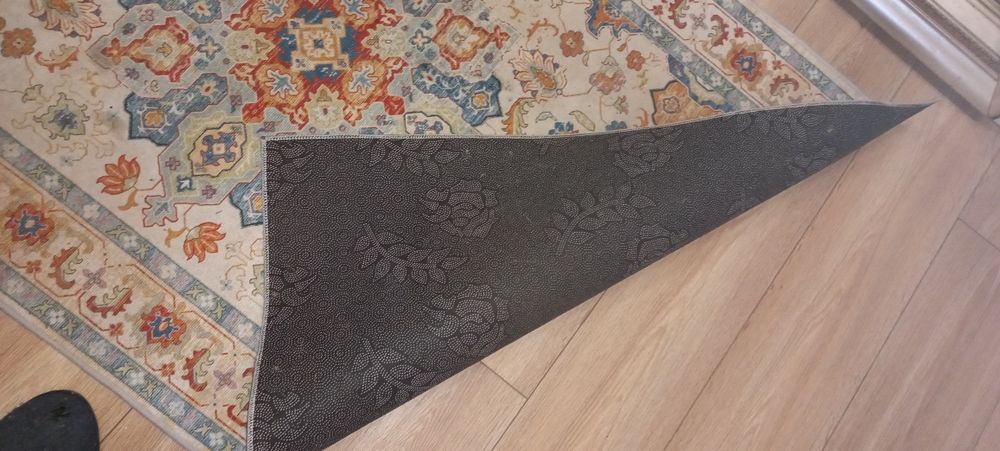 Продаю килим (штучний з низьким ворсом) ( 1.6х1.0