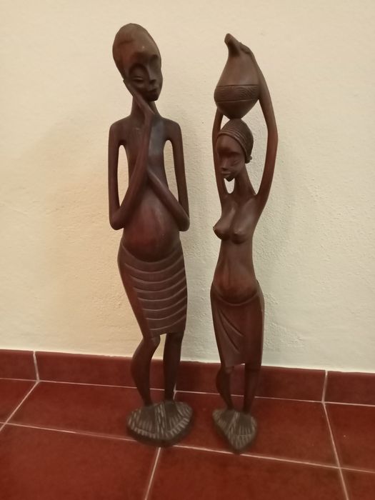 Casal africano em madeira