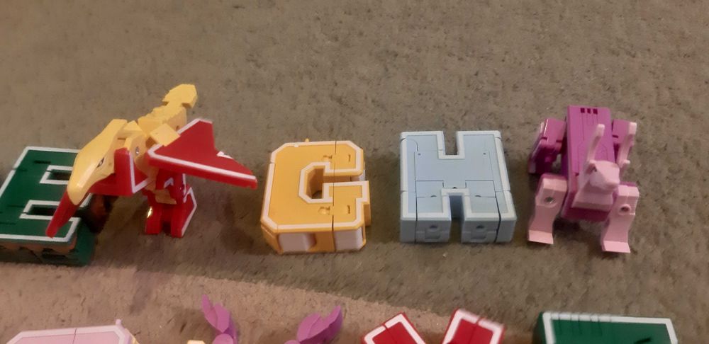 Sprzedam zestaw literek zmieniających się w dinozaury.