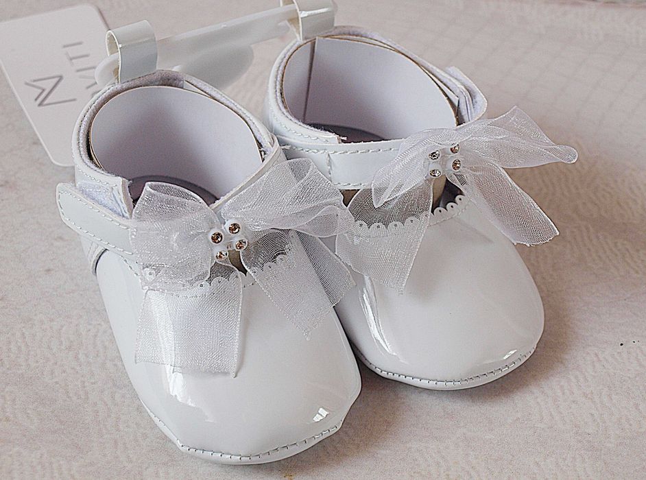 Białe lakierowane buciki do chrztu z kokardką rozm 10,11