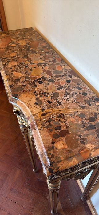 Mesa Consola Clássica Dourada com Tampo em Mármore – Estilo Luís XV
