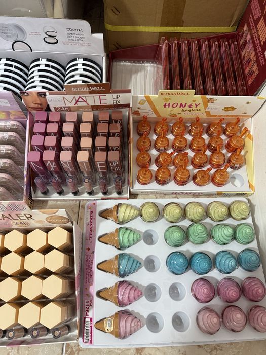 Stock produtos maquilhagem e cuidados de pele