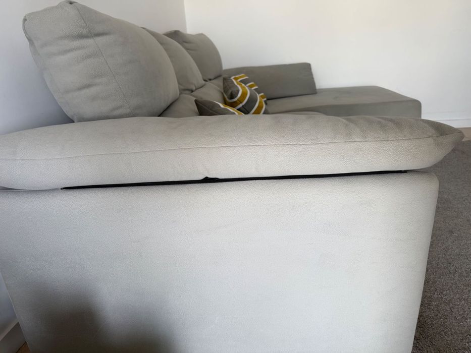 Sofá da sala cinzento com chaise longue