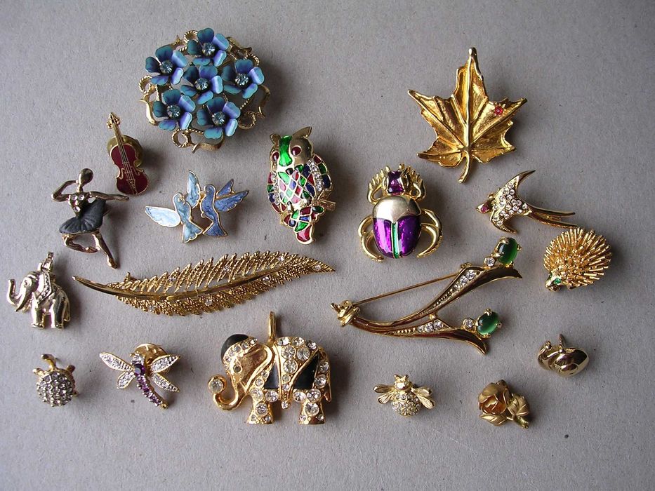 Stare ladne broszki z kamieniami.