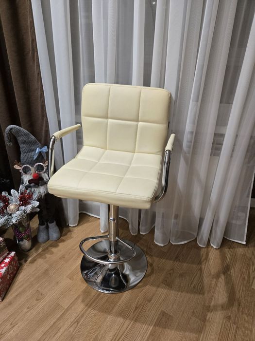 Барний стілець в світлому кольорі