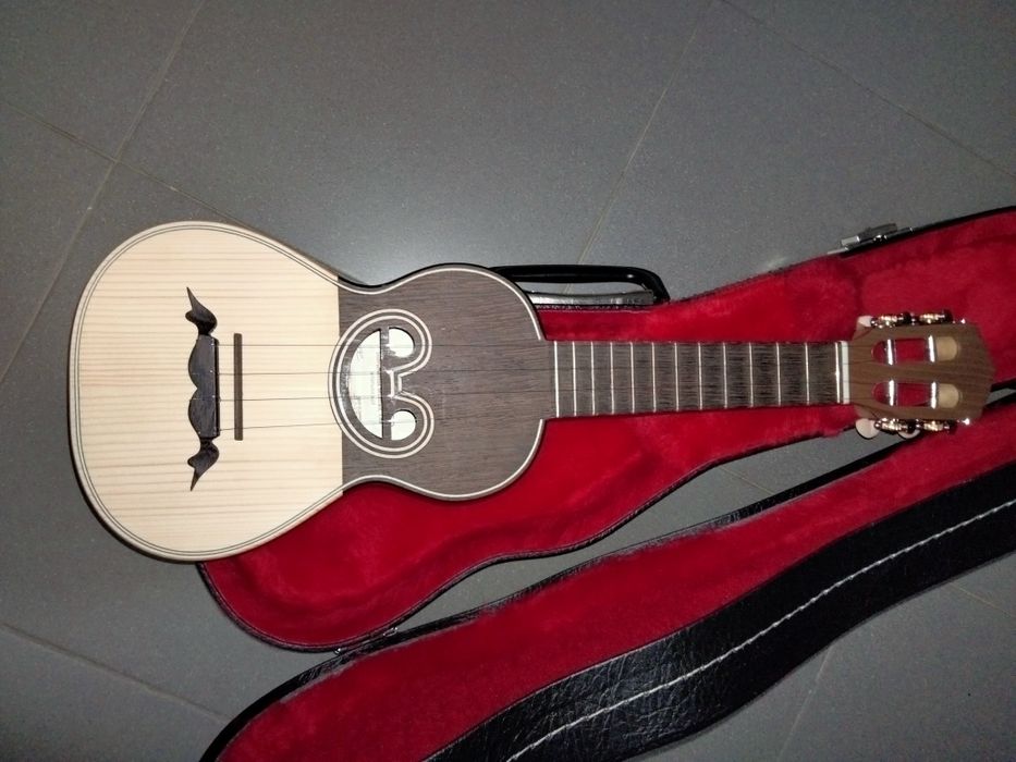 Cavaquinho meio tampo boca de raia e estojo