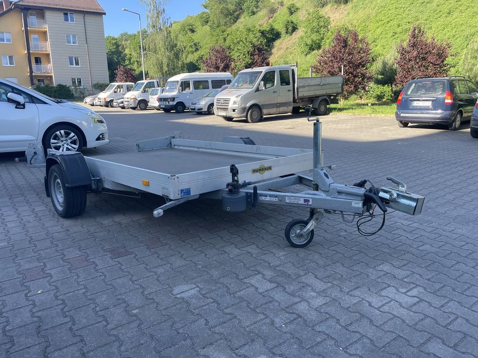 Przyczepa Humbaur do przewożenia motocykli, quadów lub małych samochodów typu Smart.