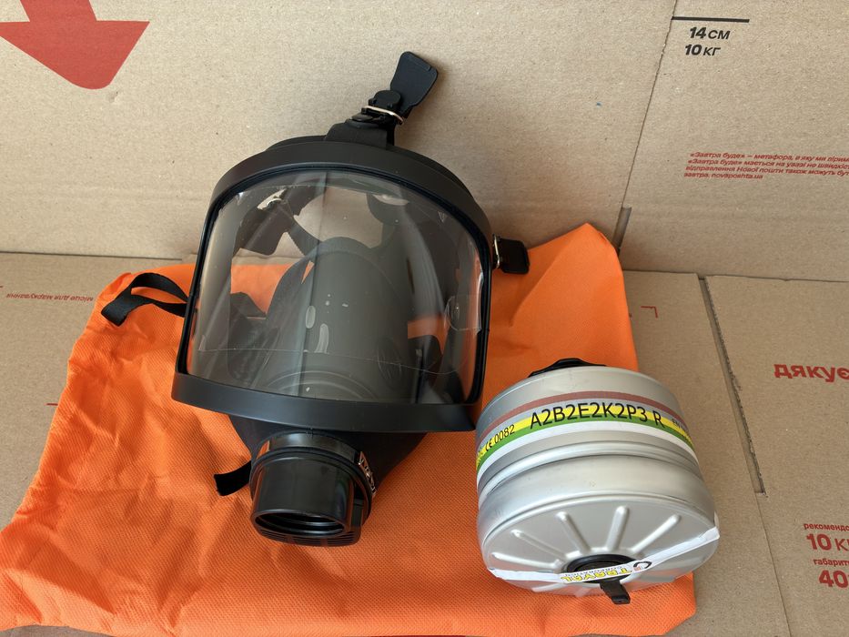 Противогаз-маска и специальный фильт от радиации и отравляющих веществ
