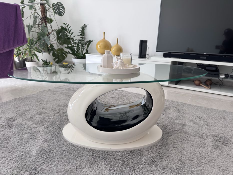 Mesa de centro preto e branco