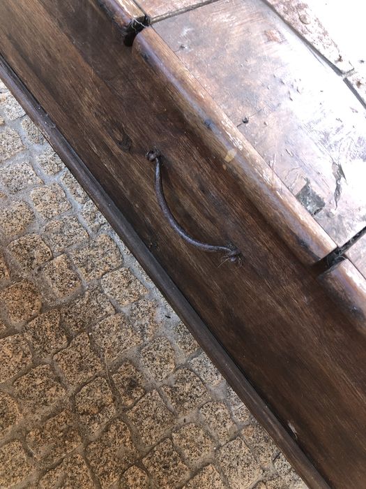 Arca/Mesa antiga em madeira com ferragens em ferro