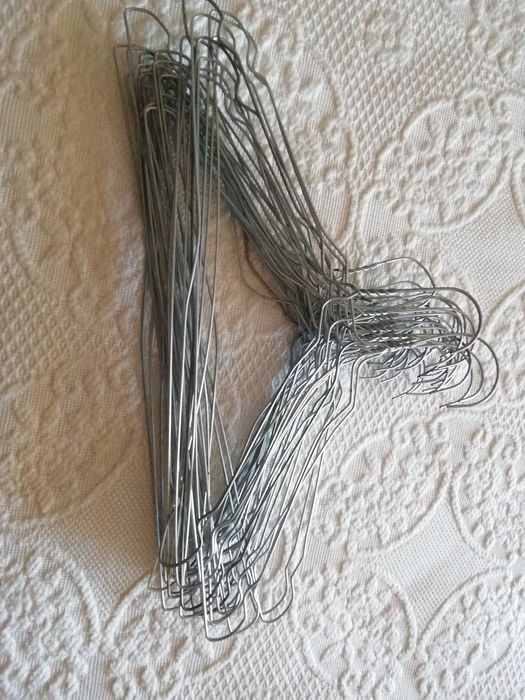 54 Cabides em metal.