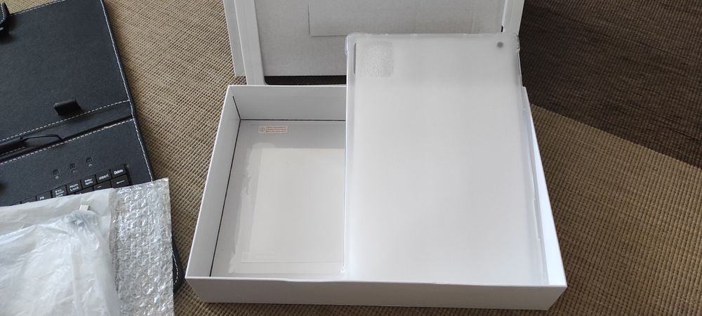 Tablet novo, com duas capas, teclado e vários acessórios