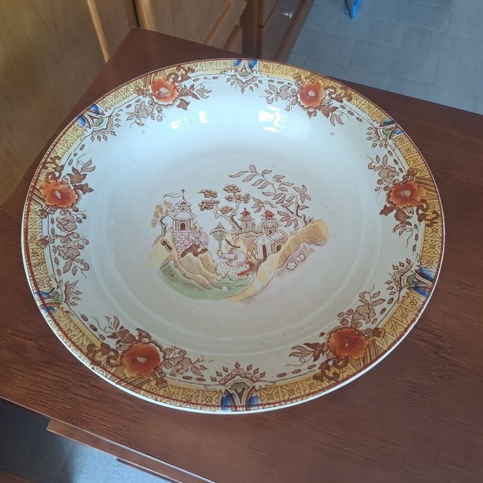 Temos diversas loiças antigas e usadas