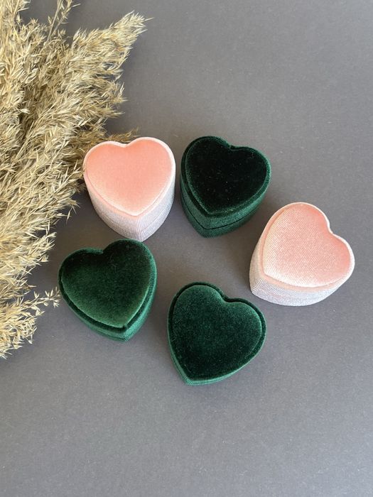 Оксамитова коробочка для весільних обручок, каблучки, сережок