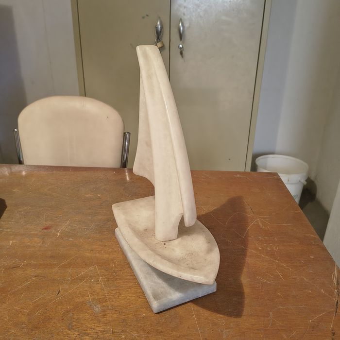 Estátua de barco em mármore