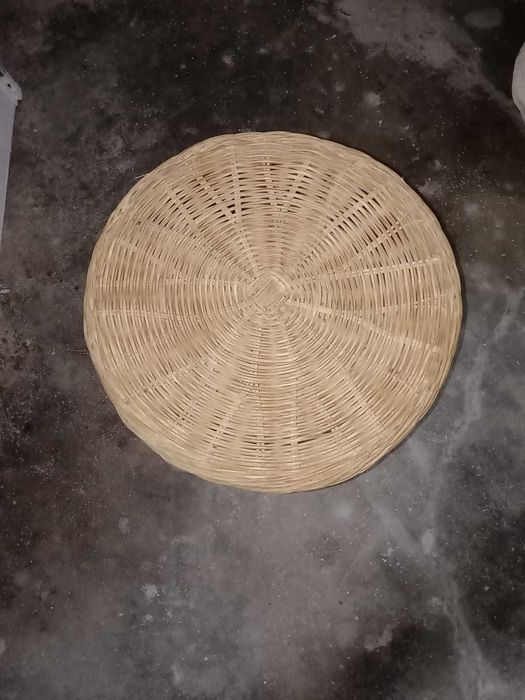 Mesa pequena em vime