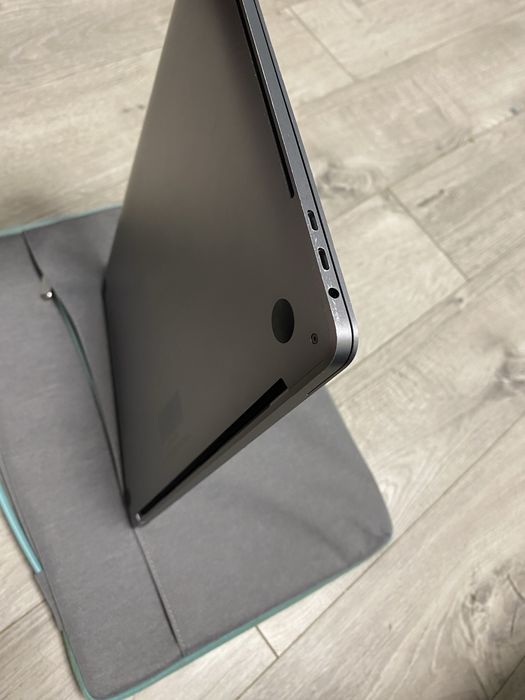 MacBook Pro 15” 2018 i7/16GB/500GB + Apple Magic Mouse 2