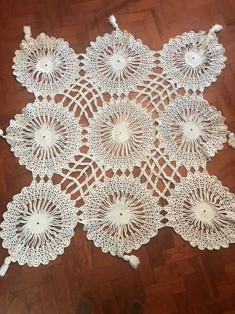 Toalha em renda quadrada com flores