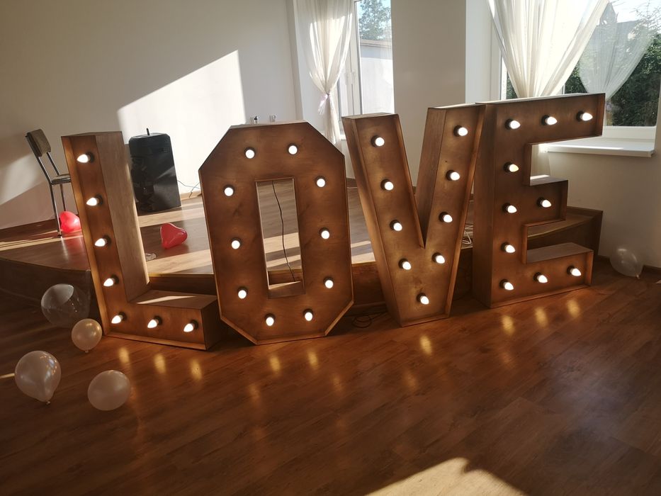 Napis LOVE/ciężki dym/fontanna iskier/ Together Better, auto do ślubu CLK kabriolet