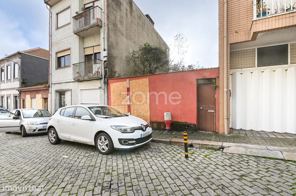 Moradia T2 com Jardim e Anexo para Remodelação Total | Bonfim, Porto