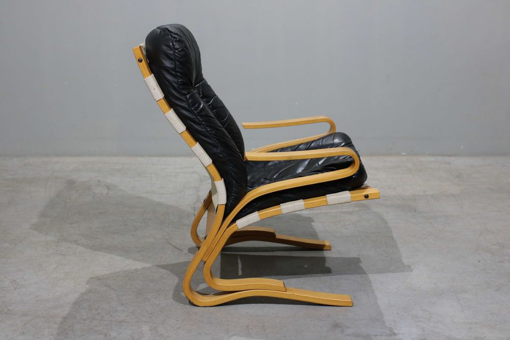 Poltrona Oddvin Rykken em faia e couro