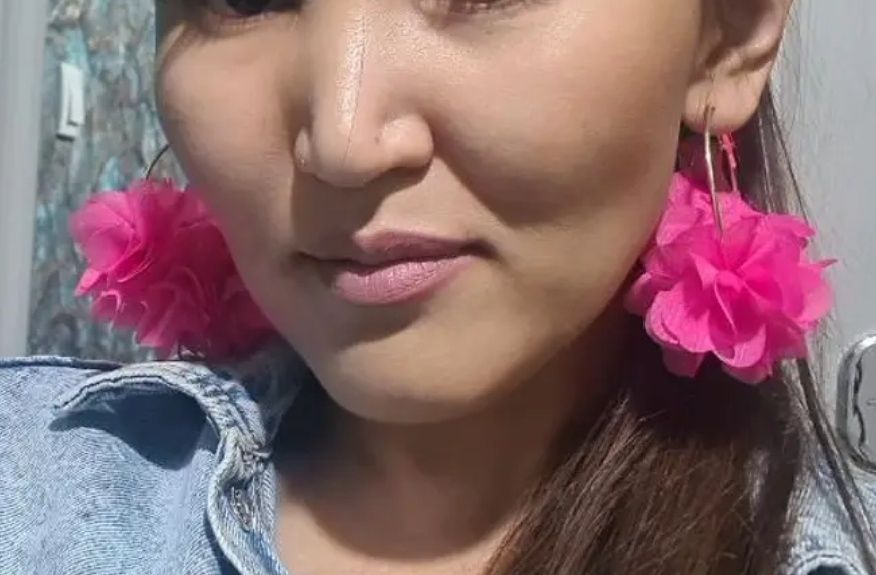 Nowe przepiękne kolczyki różowe płatki na złotych kołach